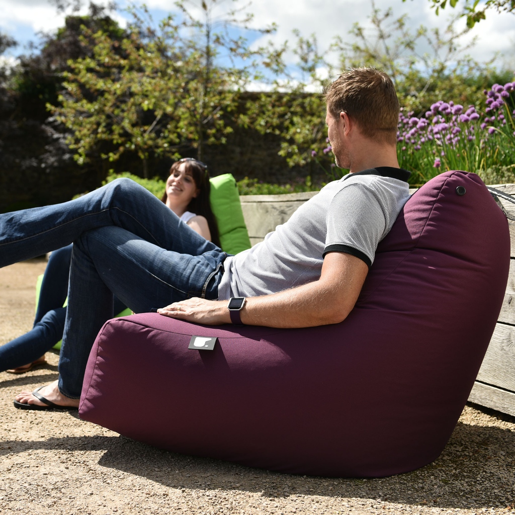 Need some extra casual seating for those summer BBQs? Look no further than the Mighty B Outdoor Beanbags! 🧘🌞⁠
 ⁠
Check out all the colours now 🟥🟪🟦🟧🟫 oaktreegardencentre.com/garden-furnitu…