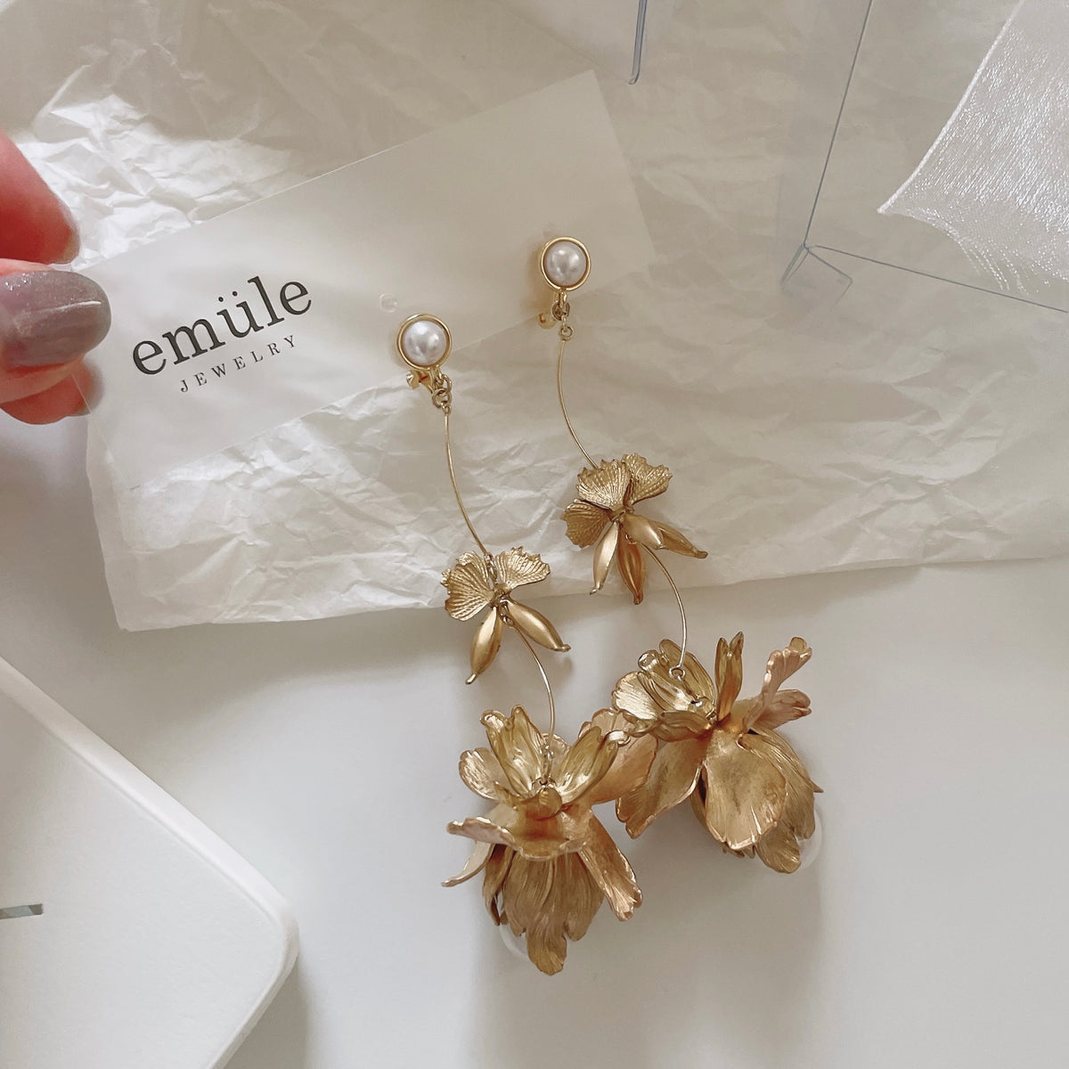 _meryshop_'s tweet photo. <emüle × MERYshop>
"【emüle】bon moment "
フランス語で「幸せのひととき」
"bon moment"を着けた日があなたの幸せなひとときになりますように💭
真鍮パーツをふんだん使ったボリュームのあるフラワーがポイント🤍
#MERYshop #ウエディング #成人式 #前撮り
https://t.co/T0eU0CFiBO https://t.co/sEsOG3Ddtx
