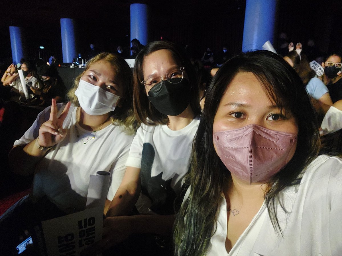 alyindaeyo_'s tweet photo. New found friends sa fanmeet ni binnie. Hi seatmates!β€οΈ Hi ate @rcescudero11 π€ Di ko natanong name or un sa twt nung isa huhu pa reply nlg po pagnakita mo to hihi π
#BIinManila #HanbinInManila #ItsBInAWhile https://t.co/r6cUnnq7Av