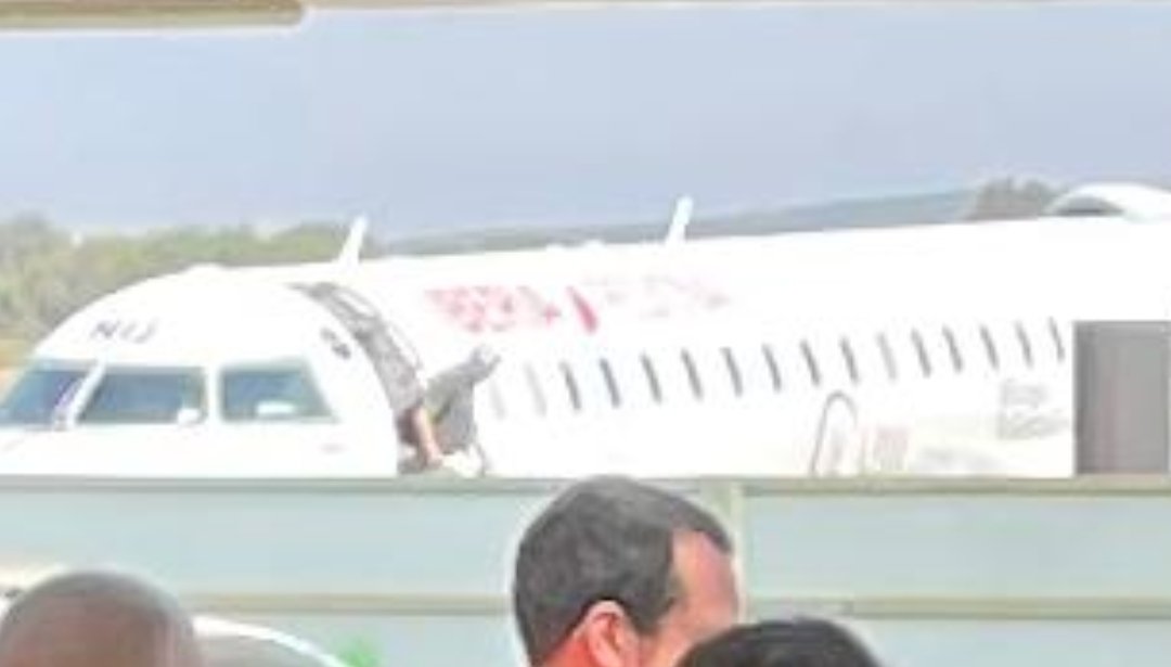 Ayer vieron a una tal Isabel Díaz Ayuso en el aeropuerto de Jerez de la Frontera que viaja con Iberia en línea regular, no como otras, que usan el Dassault Falcon 900 para irse de excursión a New York con sus amigas del chiringuito a costa del contribuyente.
