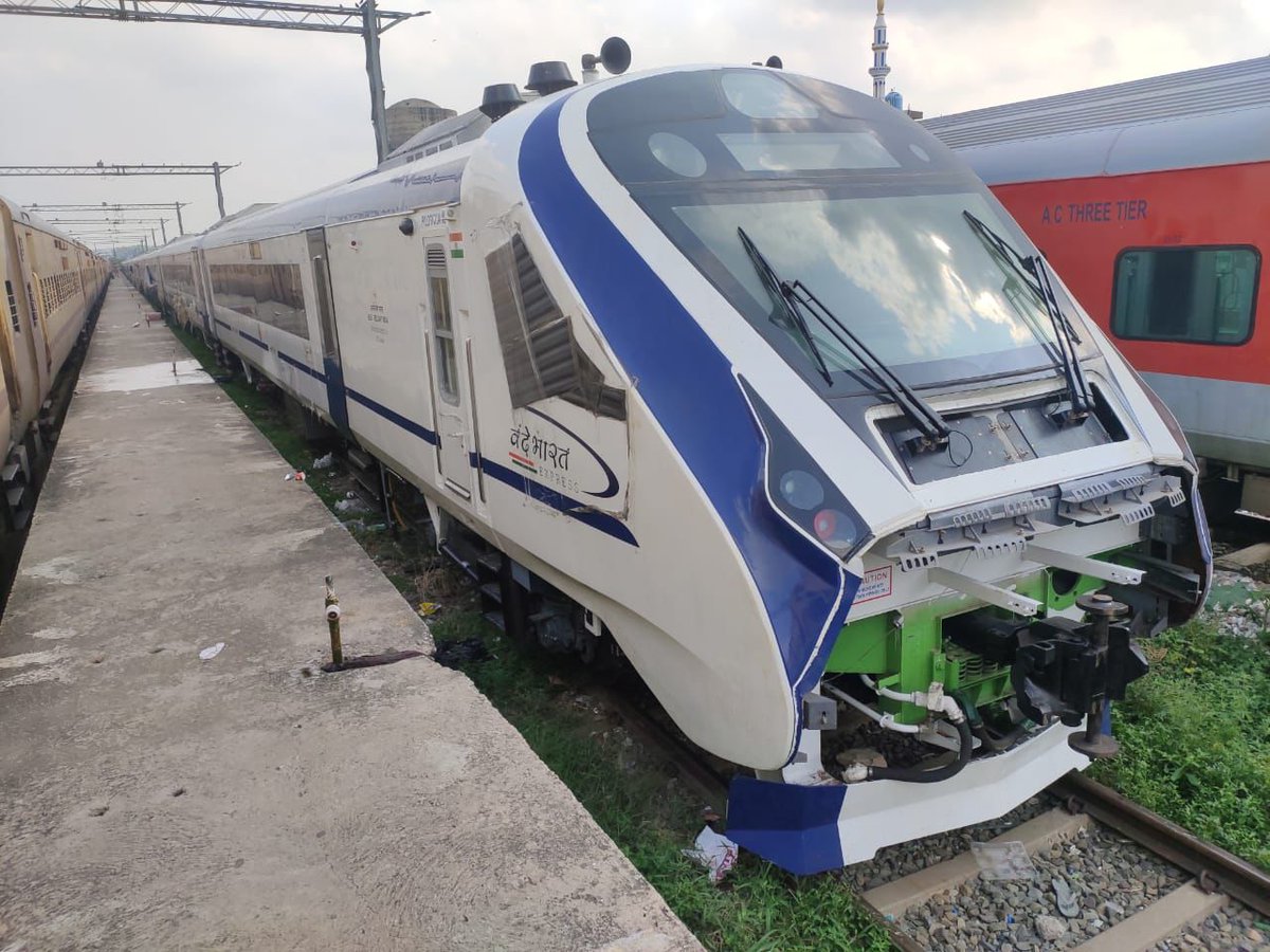 MetroRailNewsHQ's tweet image. [Semi-high-speed train Update]

Vande Bharat-2 reach 180 kmph in a test run on the Kota-Nagda railway section 
Read here: buff.ly/3TodAx7

#IntegralCoachFactory #KotaNagdarailway #SemiHighSpeedrail #VandeBharatExpress #MetroRailNews