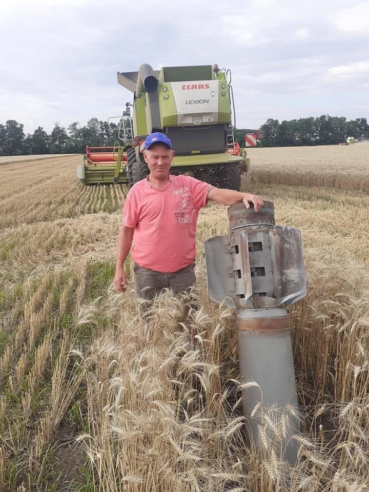 Next time when you ask me about Ukrainian harvesting - keep this picture from Roman Levadny in mind 

Dnipro region, sumner 2022