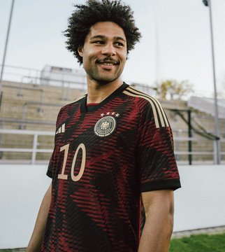 OFFICIEL: Adidas dévoile les nouveaux maillots de l'Allemagne pour la Coupe  du monde 2022