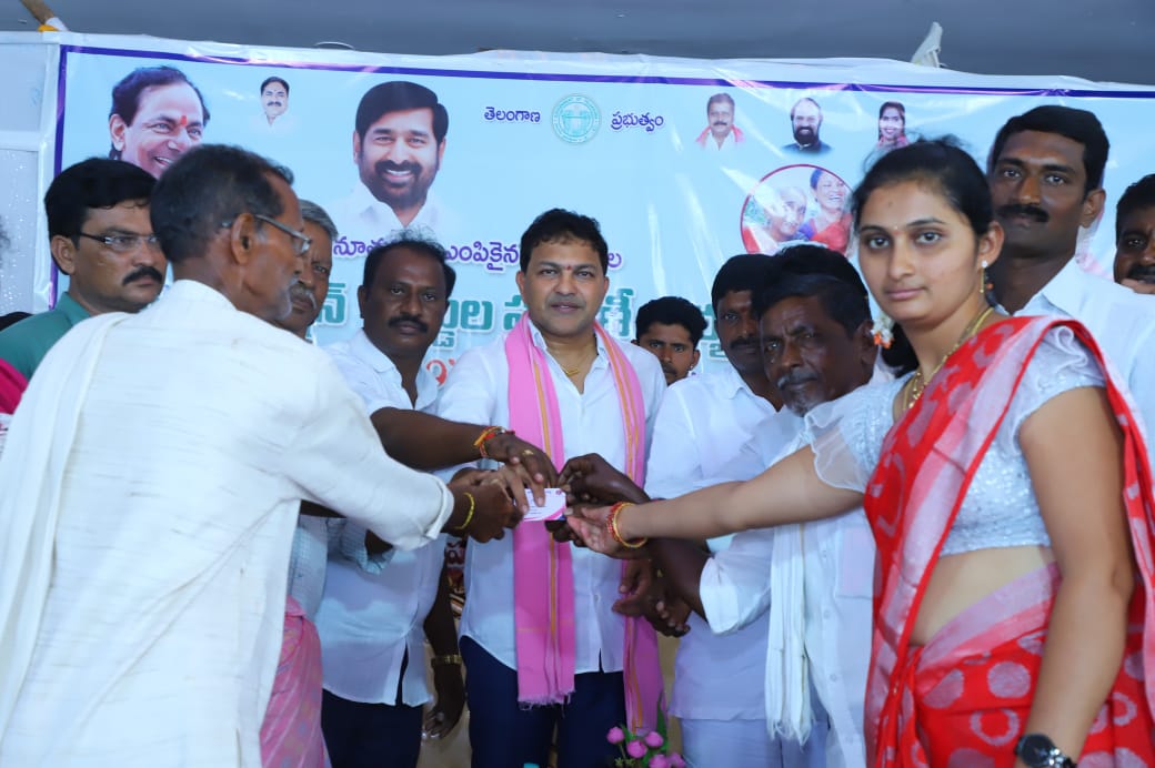 హుజూర్నగర్ పట్టణంలోని కౌండిన్య ఫంక్షన్ హాల్ లో హుజూర్నగర్ మండల కేంద్రానికి చెందిన 947 మంది లబ్ధిదారులకు నూతన ఆసరా పెన్షన్ కార్డులను పంపిణీ చేయడం జరిగింది.