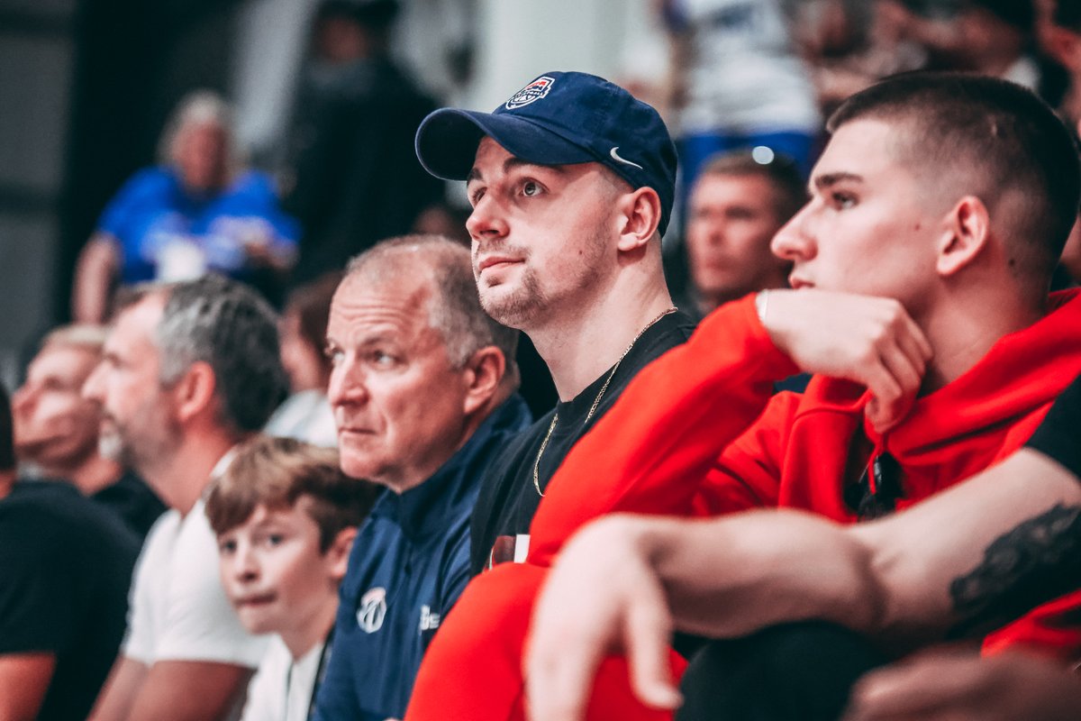 👊🇬🇧 Teammates <a href="/EvanWalshe/">Evan Walshe - 77</a> &amp; <a href="/jubril_adekoya/">Jubril Adekoya</a> - supporting <a href="/p_whelan1Two/">Patrick Whelan</a> at the <a href="/gbbasketball/">Great Britain Basketball</a> game