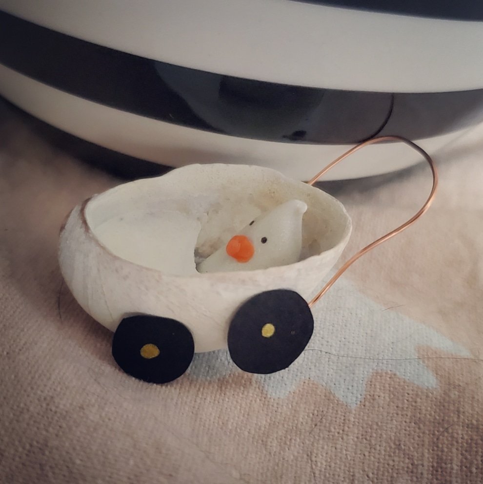 witchofthewood1's tweet photo. #AuGhost #AuGhost2022 Day 29: Shell. I used a seashell to make a ghosty baby buggy! (Forgive the cat hair in the first two pics, I didn't realize I was shooting in a nap hotspot) @TheRealAuGHOST https://t.co/6zzU36ZUv1