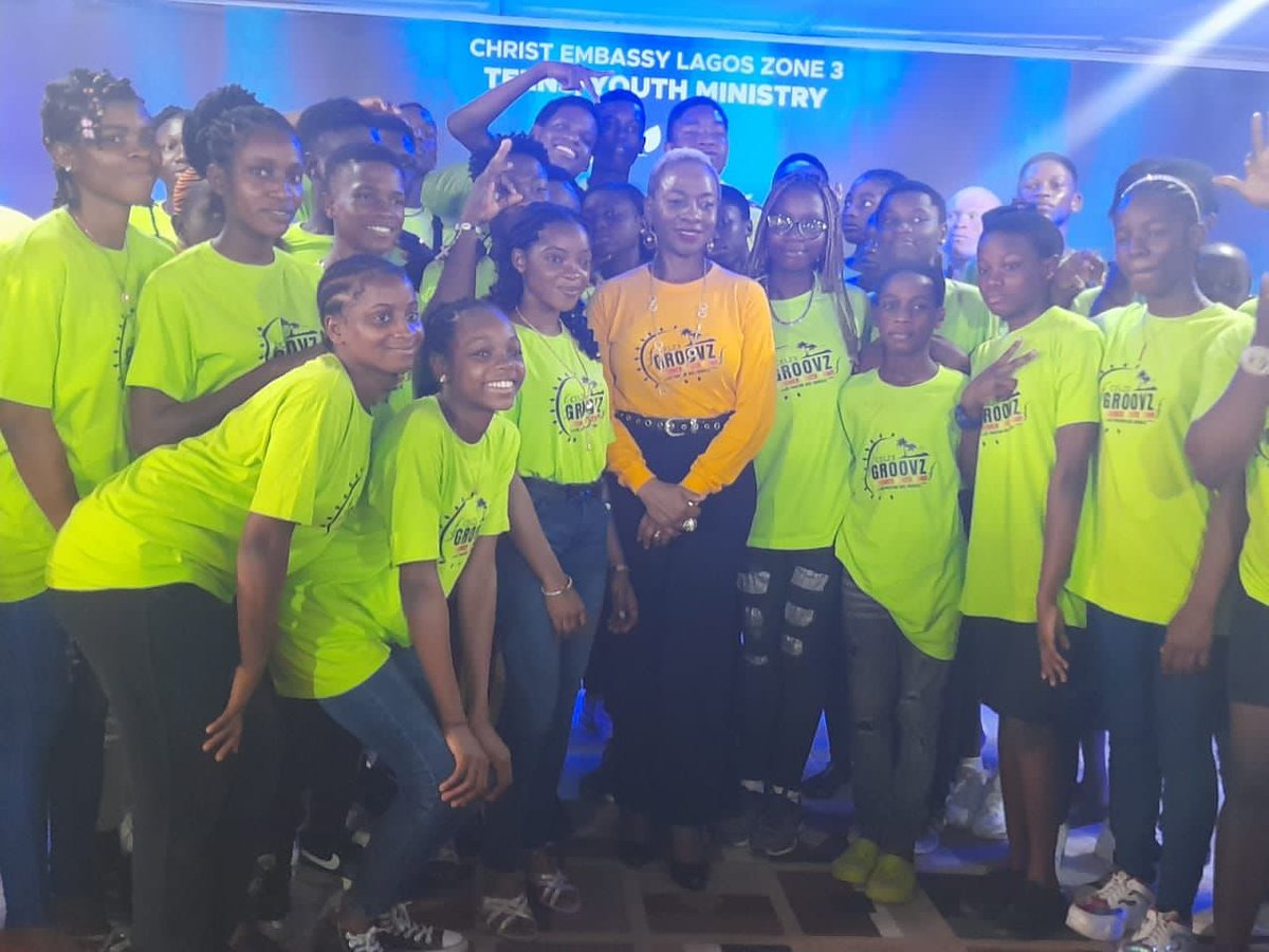 AlabaQueen's tweet photo. We had an amazing time at the Groovz summer youth camp with pastor Dupe Isesele. Also my ZTC was there, pastor Daniel Joseph. #Groovzsummeryouthcamp #Groovzcamp #cellministry #pdupsy #PDIrocks #danieljoseph #celz3 #celz3youth #celz3teens #LWTeensYouthMinistry #coderabahactivated https://t.co/K3EcJ3dSYq
