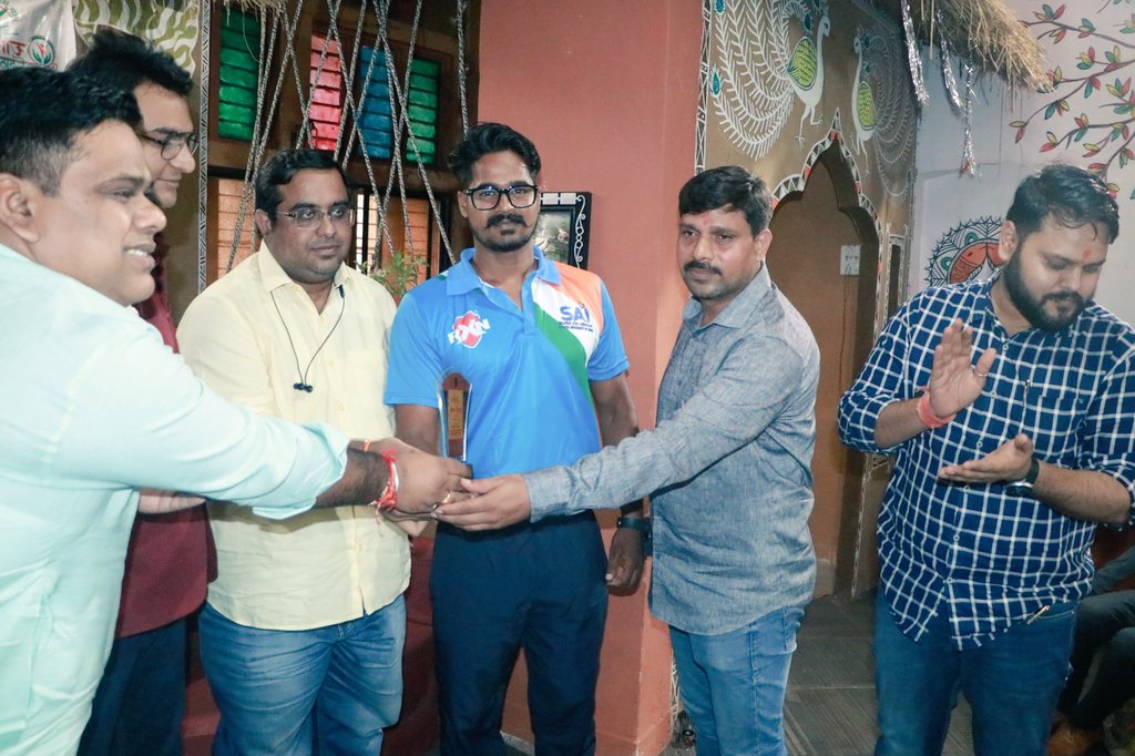 anshultiwaribjp's tweet photo. खेल व्यक्तित्व विकास के साथ जीवन में अनुशासनात्मकता लाते हैं। साथ ही जिंदादिली से जिंदगी जीने का तरीका भी सिखाते हैं।
फाउंडेशन द्वारा आयोजित दूसरी परिचर्चा को सार्थक और सफल बनाने वाले सभी साथियों का आत्मीय आभार।
हम इस तरह के प्रयास निरंतर रखेंगे।
#Table_Talk https://t.co/tNt26VsqeH