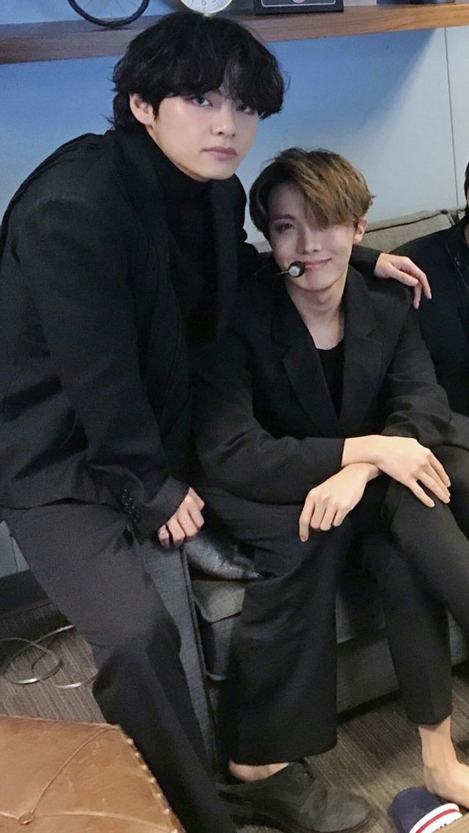 BtsarmyKerry's tweet photo. #BlackSwan #Mot7 #Vhope 🐿🐻 https://t.co/Mazf59QuDC