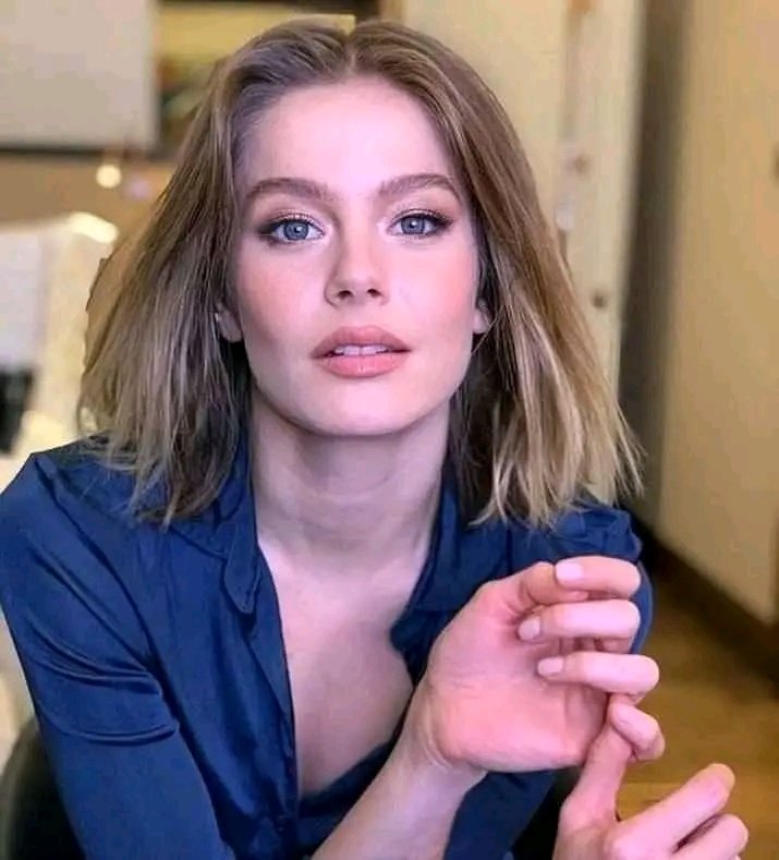 _cicekgorgulu's tweet photo. كوين .. #burcubiricik #hayatsarkisi #kuagun #lombredefatma #8gun #serefmeselesi #deuxtypesdepersonnes #camdakikız https://t.co/Jg1wcK4ZA9