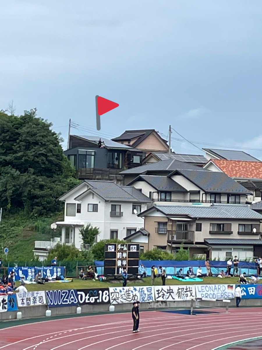 よく見たら後ろの民家の屋根から見たる人おった。
いい立地ね(*・ω・)ｳﾗﾔﾏｼｨ…