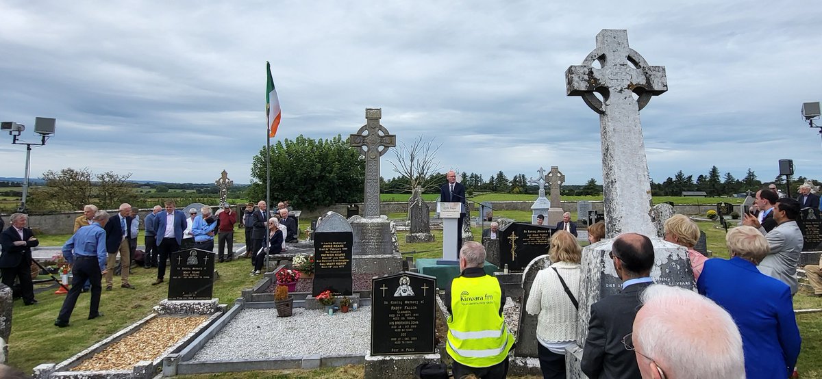 McManusDavid's tweet photo. Minister @simoncoveney gives graveside oration to our first Agriculture Minister #PatrickHogan in Kilrickle ๐ฎ๐ช
'One more cow, one more sow, one more acre under the plough' - Hogan was appointed by #MichaelCollins & elected for pro-Treaty Sinn Fรฉin Cumann na nGaedheal & @FineGael https://t.co/VAoPgG7zvQ