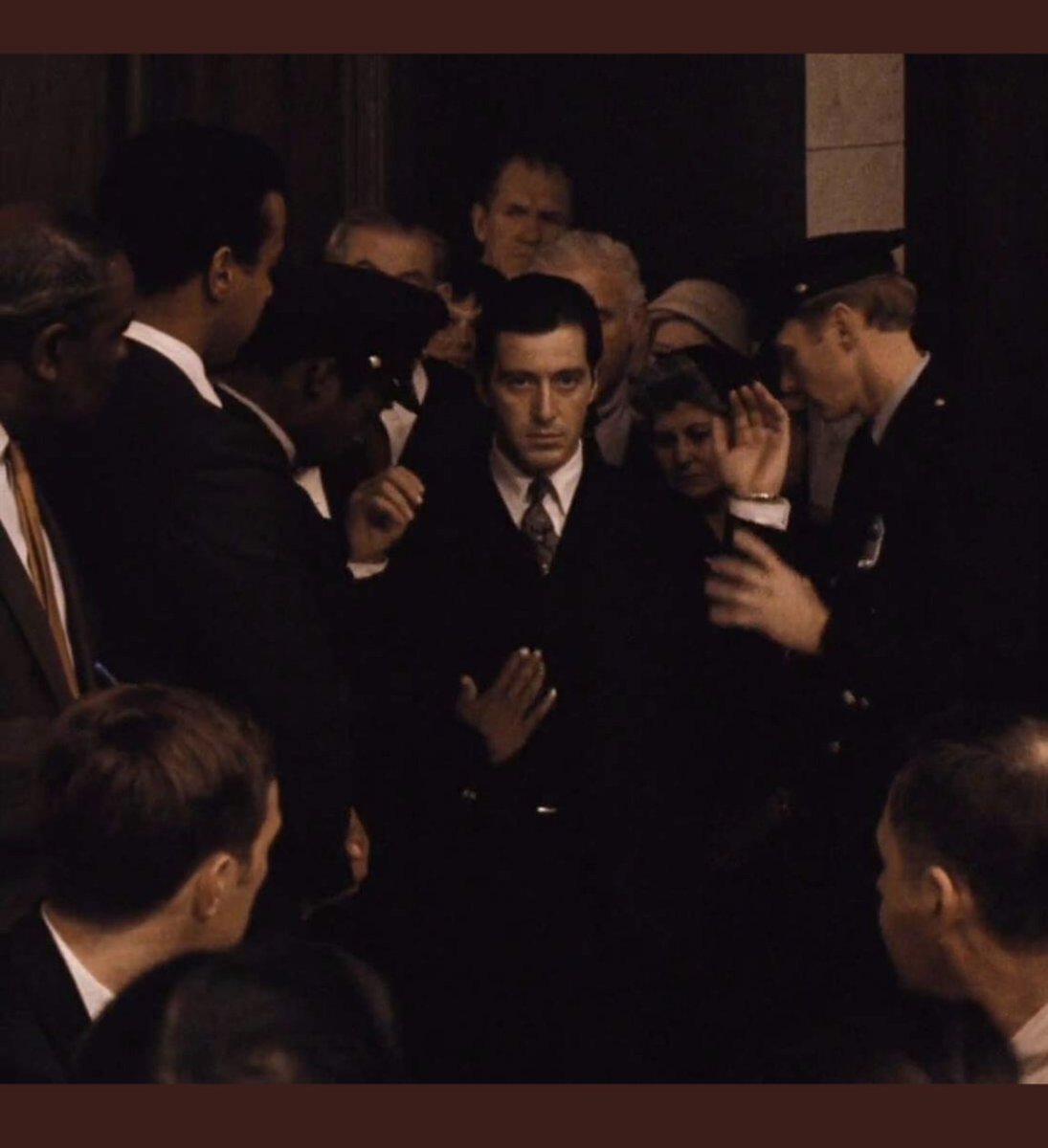 mmmqbbhar's tweet image. في دورات التمثيل في هوليوود درسنا تحول شخصية مايكل كروليوني في العراب ذلك التحول الأسطوري تدربنا على لغة العيون والصوت والصمت ولغة الجسد وتفاصيل دقيقة عجيبة ٫٫  يحتاج الواحد هذا التحول في الحقيقة أيضا وليس في التمثيل فقط،،