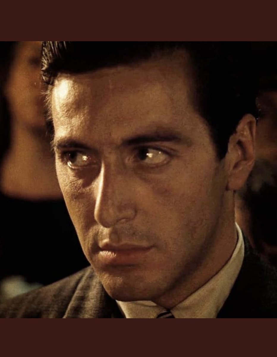 mmmqbbhar's tweet image. في دورات التمثيل في هوليوود درسنا تحول شخصية مايكل كروليوني في العراب ذلك التحول الأسطوري تدربنا على لغة العيون والصوت والصمت ولغة الجسد وتفاصيل دقيقة عجيبة ٫٫  يحتاج الواحد هذا التحول في الحقيقة أيضا وليس في التمثيل فقط،،