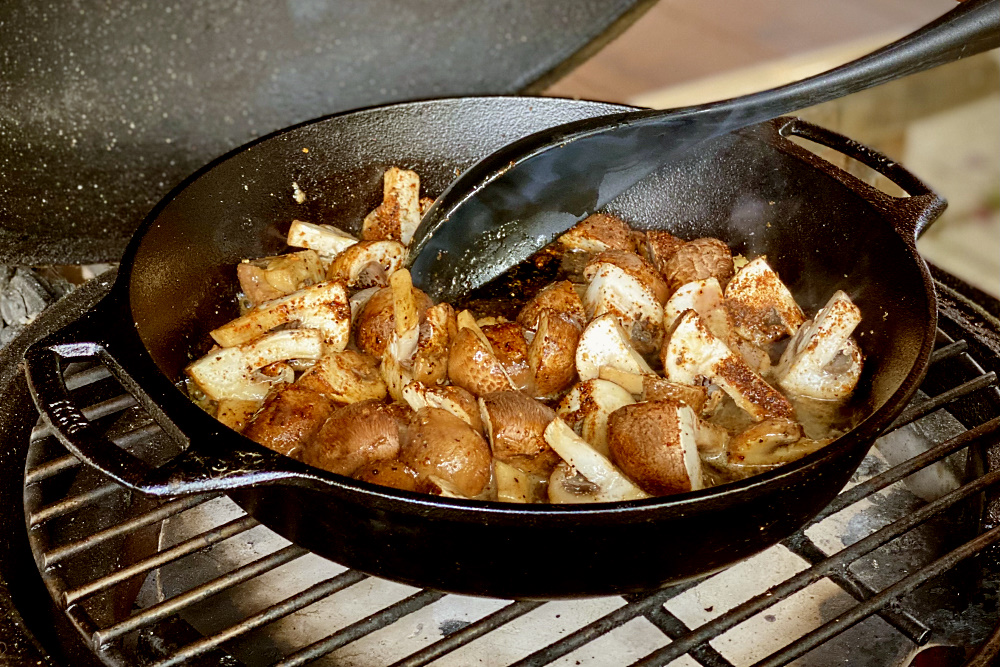 Another delicious <a href="/LodgeCastIron/">Lodge Cast Iron</a> pan-fried duck breast meal in #themightyminimax with <a href="/dizzypigbbq/">DizzyPigBBQ</a> infused mushrooms. Also some much improved pictures courtesy of my wife ❤️. Recipe => thecooksdigest.co.uk/2022/08/29/pan… <a href="/EdHenriet/">EdH</a> <a href="/devonwoodsmoke/">Marcus Bawdon</a> <a href="/BigGreenEggUK/">Big Green Egg UK</a> #bge #biggreenegg