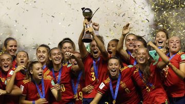Munduko txapeldunak! Zorionak neskak! Oso harro zuetaz!!! 🙌🏻🙌🏻
<a href="/SEFutbolFem/">Selección Española Femenina de Fútbol</a> <a href="/RealSociedadFEM/">Real Sociedad Femenino</a>
CAMPEONAS DEL MUNDO🌎🔥
<a href="/izarne_sarasola/">Izarne Sarasola Beain</a> <a href="/MirariUria/">Mirari Uria</a> <a href="/AdrianaNancla08/">Adri</a> <a href="/anatejaadaa/">anatejada</a>