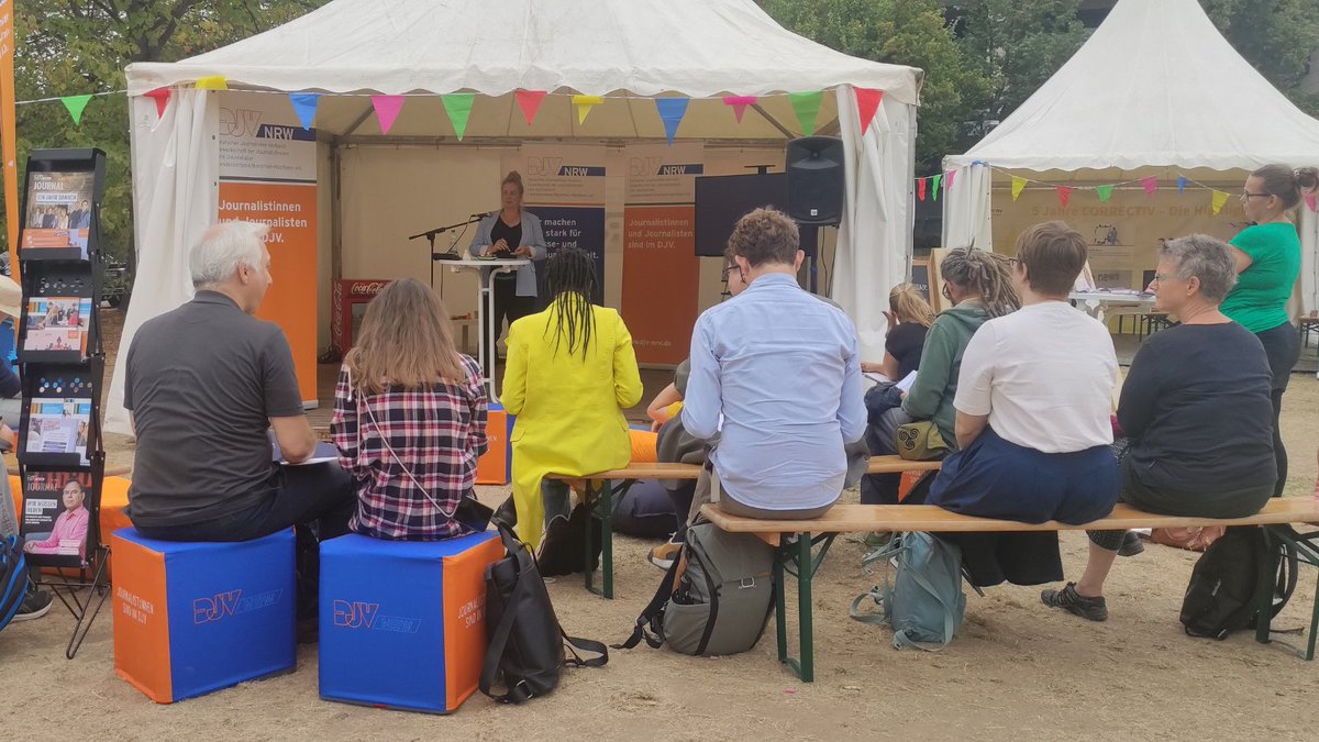 DJV_NRW's tweet photo. Und Ihr so am Wochenende? ☀️
Der DJV-NRW war am Samstag beim Campfire Festival von @correctiv_org und @rponline mit einem eigenen Pavillon und jede Menge Vorträgen, Workshops und Gelegenheiten zum Netzwerken dabei: https://t.co/GxA3H3h5VM https://t.co/mriMTIUuOS