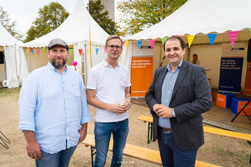 Und Ihr so am Wochenende? ☀️
Der DJV-NRW war am Samstag beim Campfire Festival von <a href="/correctiv_org/">CORRECTIV</a> und <a href="/rponline/">𝖗𝖚̈𝖑𝖕𝖘𝖊𝖓𝖉𝖊 𝖕𝖔𝖘𝖙 🫠</a> mit einem eigenen Pavillon und jede Menge Vorträgen, Workshops und Gelegenheiten zum Netzwerken dabei: campfirefestival.org
