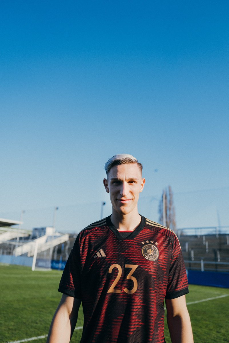SpieltagIndo's tweet photo. Timnas Jerman merilis jersey kandang dan tandang untuk Piala Dunia 2022.

Jersey home menggunakan strip yang mirip dengan jersey away 2008, sedangkan jersey away menggunakan pattern "D" yang diambil dari Deutschland. Keduanya kompak menggunakan aksen dan font emas.

Rating 1-10? https://t.co/9AbbnTYd5P