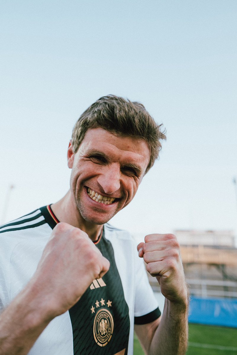 SpieltagIndo's tweet photo. Timnas Jerman merilis jersey kandang dan tandang untuk Piala Dunia 2022.

Jersey home menggunakan strip yang mirip dengan jersey away 2008, sedangkan jersey away menggunakan pattern "D" yang diambil dari Deutschland. Keduanya kompak menggunakan aksen dan font emas.

Rating 1-10? https://t.co/9AbbnTYd5P