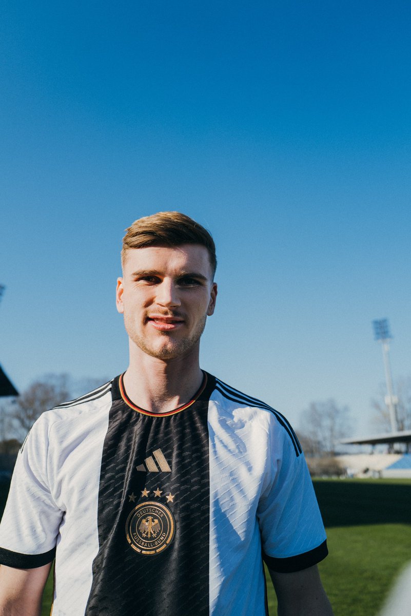 SpieltagIndo's tweet photo. Timnas Jerman merilis jersey kandang dan tandang untuk Piala Dunia 2022.

Jersey home menggunakan strip yang mirip dengan jersey away 2008, sedangkan jersey away menggunakan pattern "D" yang diambil dari Deutschland. Keduanya kompak menggunakan aksen dan font emas.

Rating 1-10? https://t.co/9AbbnTYd5P