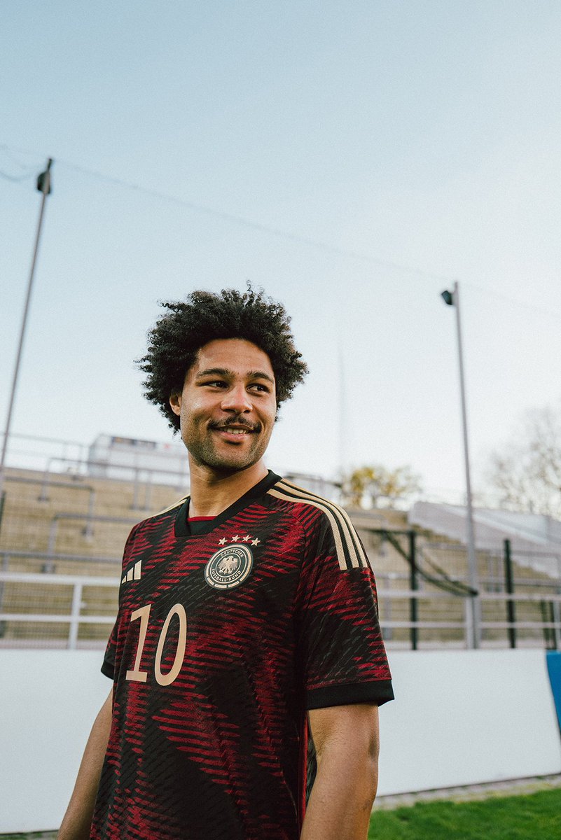 SpieltagIndo's tweet photo. Timnas Jerman merilis jersey kandang dan tandang untuk Piala Dunia 2022.

Jersey home menggunakan strip yang mirip dengan jersey away 2008, sedangkan jersey away menggunakan pattern "D" yang diambil dari Deutschland. Keduanya kompak menggunakan aksen dan font emas.

Rating 1-10? https://t.co/9AbbnTYd5P