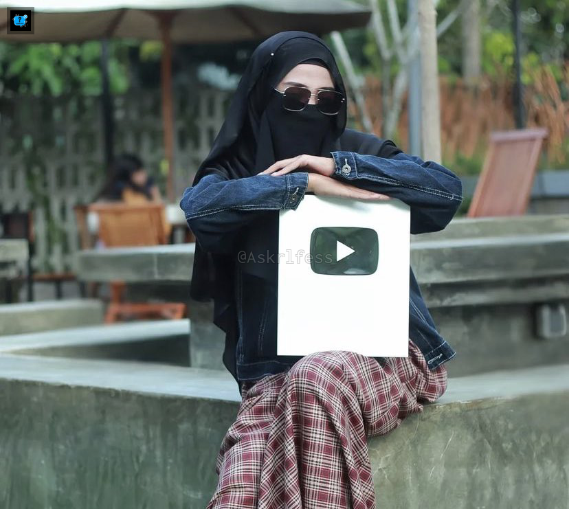 Askrlfess's tweet photo. [Askrl] OH JADI INI MBAK MBAK YANG NYURUH CEWE NON ISLAM PAKE HIJAB DI MALIOBORO, GWS DEH https://t.co/wQ3eazYUDU
