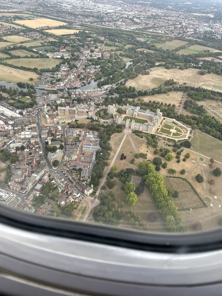 Harter Tag, ganz harter Tag!
Um 04:15 ging der Wecker und gerade erst der erste Kaffee. 2,5 h mit Warten und Laufen im Kölner Flughafen verbracht. Dann noch lange auf den Koffer 🧳 am Ziel gewartet
Egal, London ist es wert und den Blick auf Windsor Castle gab es als Einstieg 😁🇬🇧
