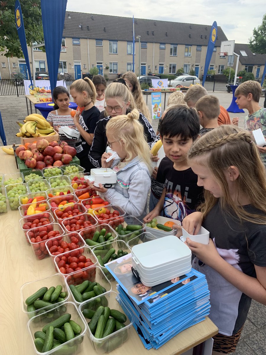 Vandaag aftrap “geen rommel in je trommel” voor een gezondere schoollunch. Gezond, lekker, makkelijk en betaalbaar. Landelijke campagne. Goed begin van het nieuwe schooljaar ⁦<a href="/doeffgezond/">JOGG Dordrecht</a>⁩ ⁦<a href="/JOGGNL/">JOGG</a>⁩ ⁦<a href="/LidlNederland/">Lidl Nederland</a>⁩ ⁦<a href="/GezondeSchoolNL/">Gezondeschool.nl</a>⁩