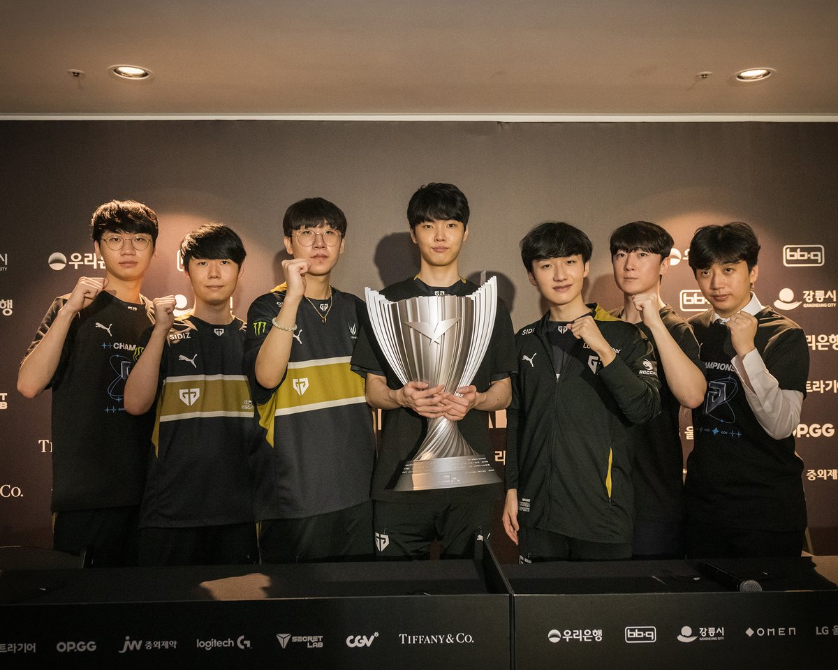 lolesports's tweet photo. The #LCK Summer Champions with their trophy! 🏆 https://t.co/iJ3lLVujab
