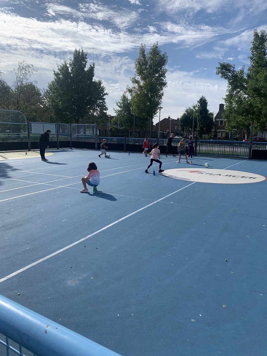 Klerk10's tweet image. Summerfun activiteiten in volle gang in Roosendaal in de wijk Kalsdonk op en rondom het buurthuis en Brede school de Vlindertuin #weekprogramma #boksen #voetballen #dansen #turnen #gezonde #lunch @ssnb_nb @WijZijnRsd @WijZijnTraverse @gem_roosendaal