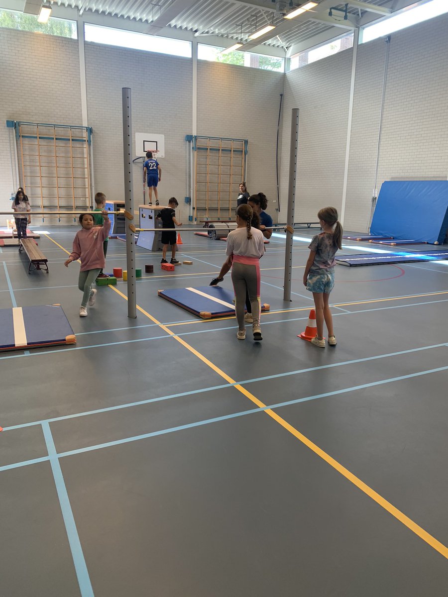 Klerk10's tweet image. Summerfun activiteiten in volle gang in Roosendaal in de wijk Kalsdonk op en rondom het buurthuis en Brede school de Vlindertuin #weekprogramma #boksen #voetballen #dansen #turnen #gezonde #lunch @ssnb_nb @WijZijnRsd @WijZijnTraverse @gem_roosendaal