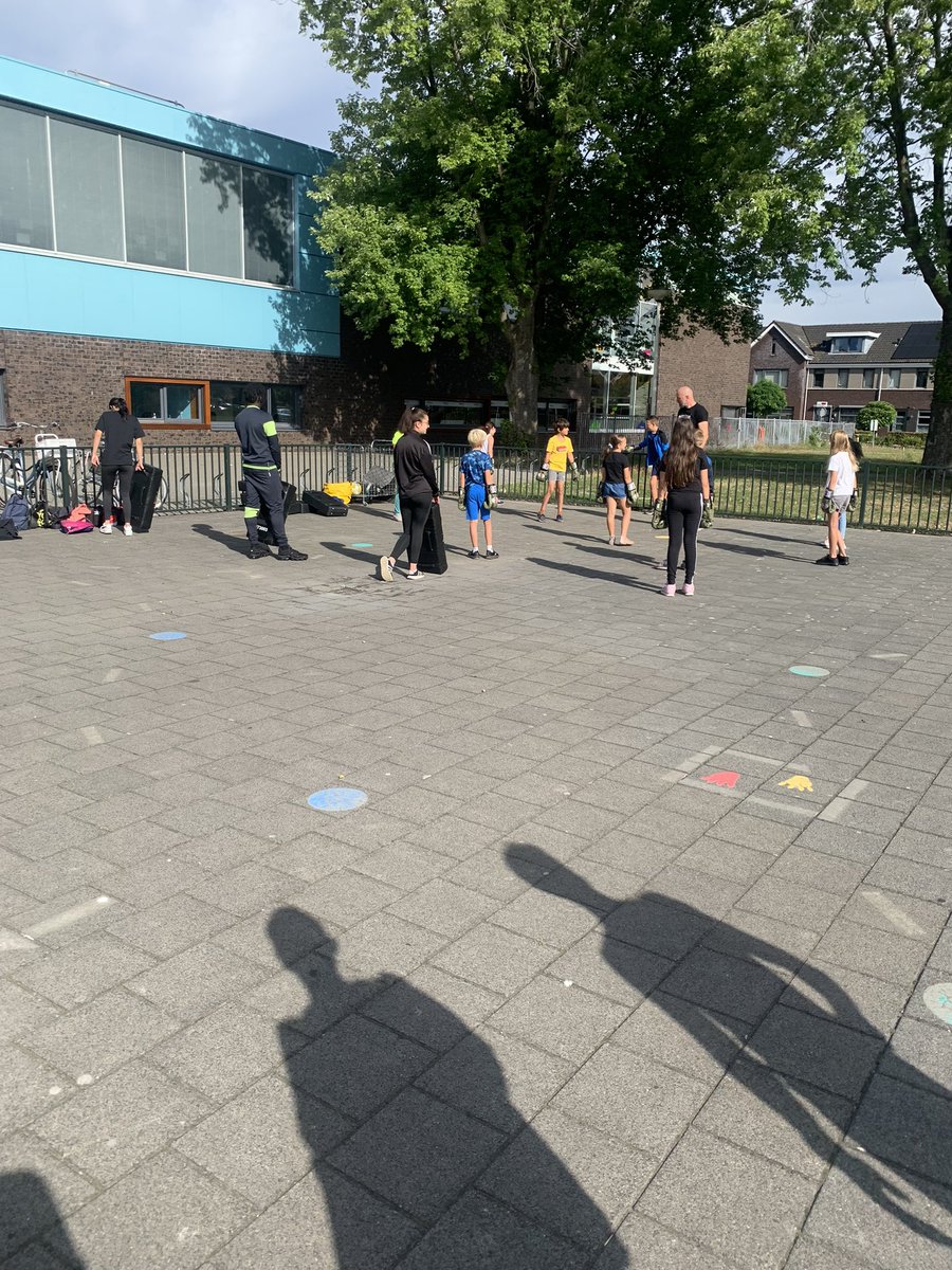 Klerk10's tweet image. Summerfun activiteiten in volle gang in Roosendaal in de wijk Kalsdonk op en rondom het buurthuis en Brede school de Vlindertuin #weekprogramma #boksen #voetballen #dansen #turnen #gezonde #lunch @ssnb_nb @WijZijnRsd @WijZijnTraverse @gem_roosendaal