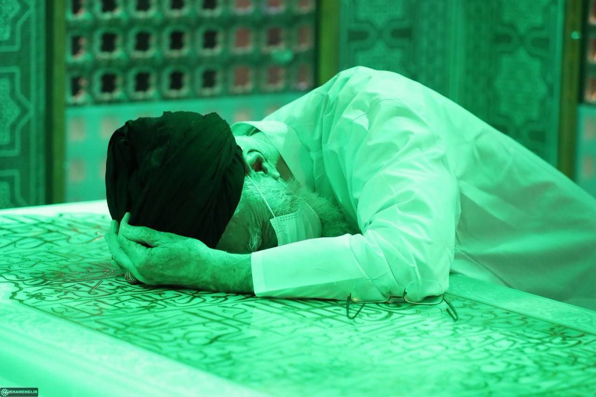 dr_ghadear's tweet photo. أيُّ ألـّمٍ  جعلك مرتمياً هـكذا على قبر جدِك؟

- چه دردی باعث شد اینطوری روی قبر پدربزرگت دراز بکشی؟
#رهبرم https://t.co/4KOAnsKIoi