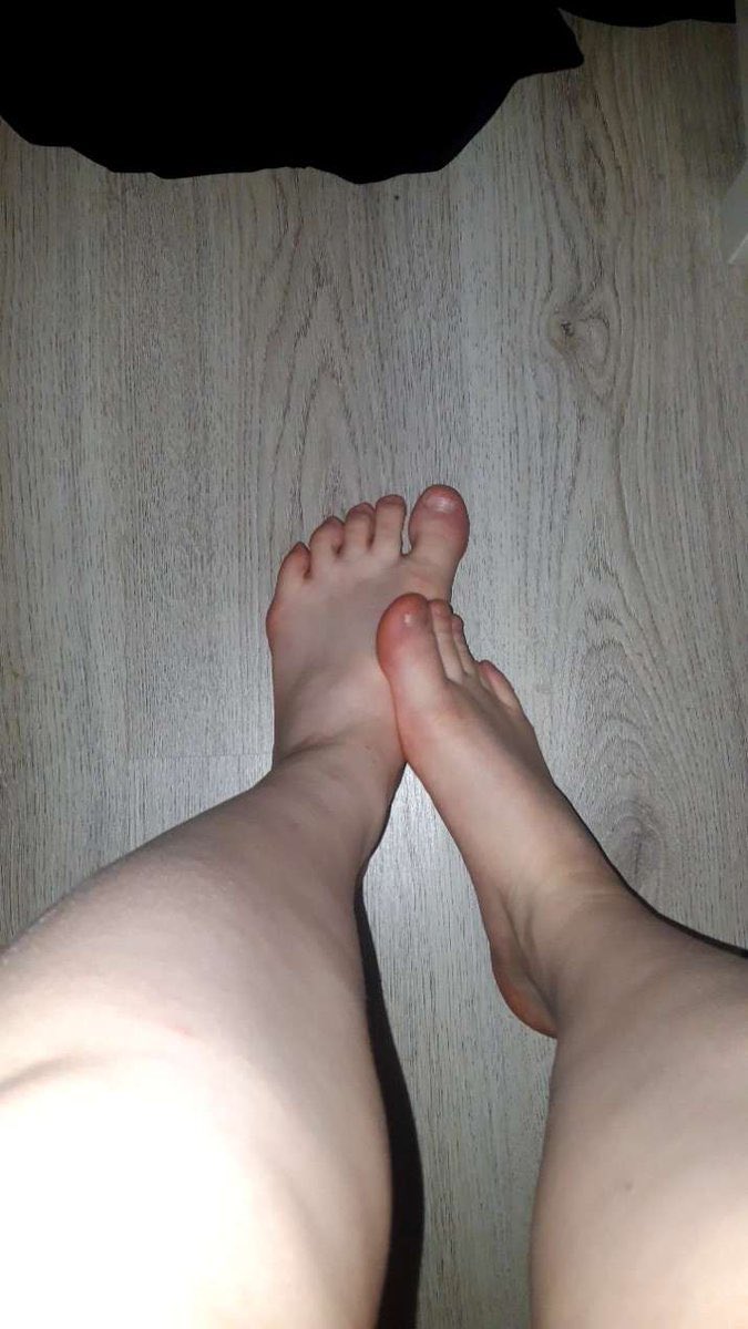 ReineLander's tweet photo. c’est pied on besoin d’une #pedicure  quel couleur ? #pieds #feet #fetichistes #fetichistesdespieds #fetichistespieds https://t.co/QHxMK9QQkH