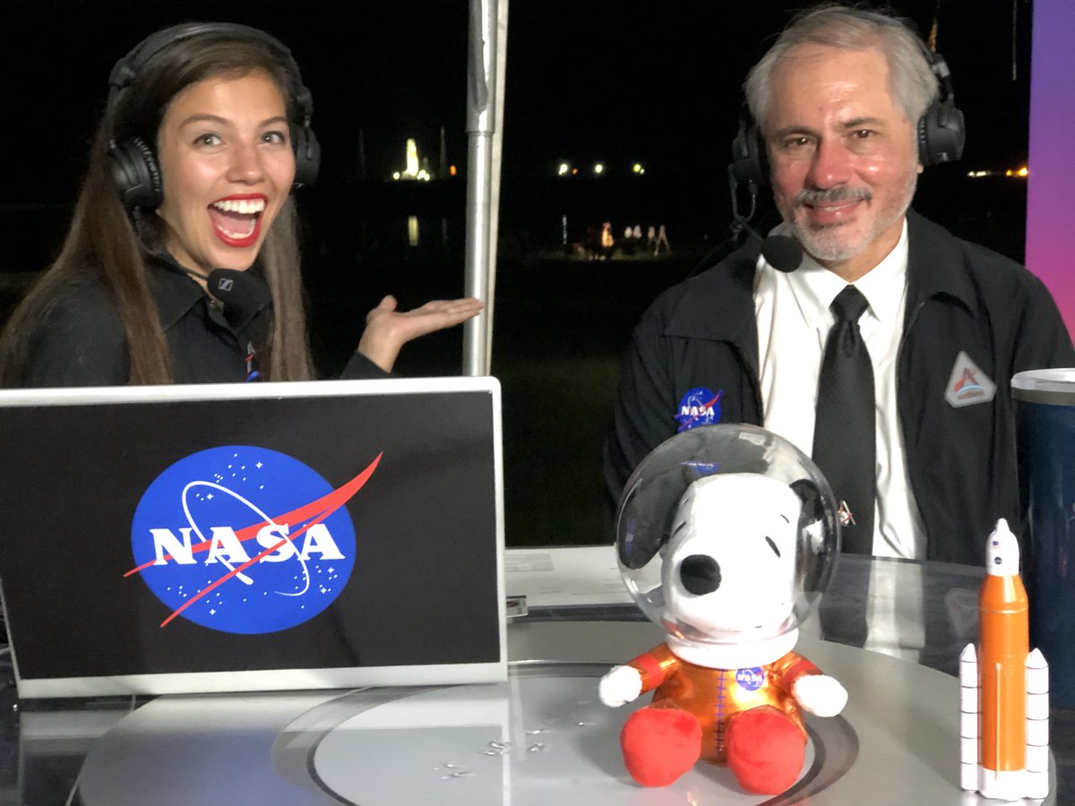 NASA_es's tweet image. Los presentadores de nuestra transmisión del despegue de @NASAArtemis I en español, Antonia Jaramillo y Rey Díaz, te esperan con @Snoopy y el cohete @NASA_SLS de fondo. ¡No te lo pierdas!
⏰ Lunes 29 de agosto
🗓️ 7:30 a.m. EDT / 12:30 UTC
🔗 go.nasa.gov/3A8ekxm