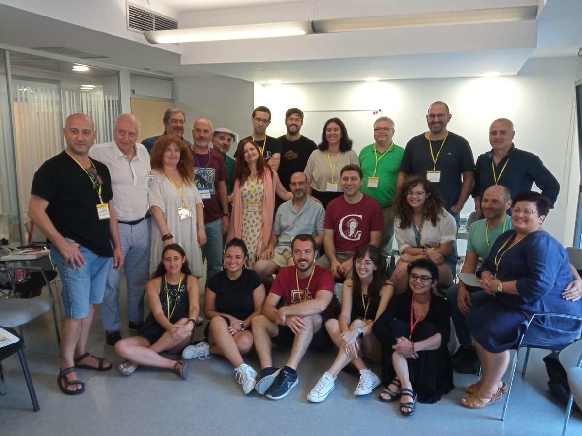 agamador's tweet photo. Finis coronat opus: Foto de familia del grupo B2(2) del curso de #Latín #CAELVM, organizado por @culturaclasicac.
Bajo la experta tutela de nuestro magister Robertus de @Scholalatina, hemos reído, aprendido y disfrutado de la #LinguaLatina en compañía de viejas y nuevas amistades https://t.co/RT6dEzTJkv