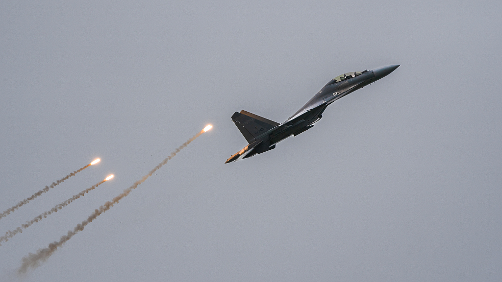 wulei2020's tweet photo. Various types of aircraft staged a spectacular #FlightPerformance in northeast China's Jilin Province, including J-16, J-20 fighter jets and Y-20 transport planes. The #2022ChangchunAirShow is being held in Changchun city from August 26 to 30. https://t.co/uwH6cR8RuK