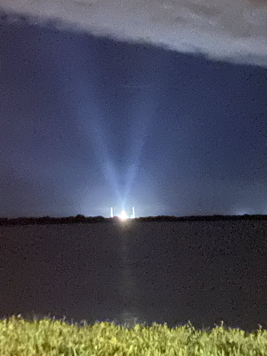 MariRamosTV's tweet photo. My first view of #SLS from across the causeway 🤩  #Artemis 
************
¡Amor a primera vista! Así luce #SLS al otro lado del rio. Aquí estaré para el lanzamiento 🚀 
#Artemis1 #WeAreGoing https://t.co/de23cQTB1K
