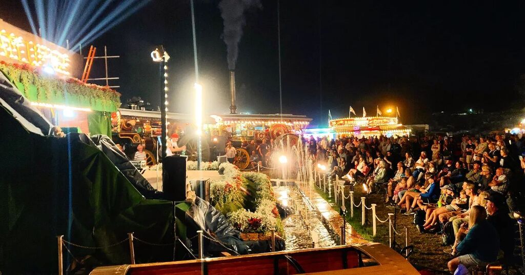 DEFENDERist's tweet photo. Capacity crowd in for the stage show 👌 #saunders #greatdorsetsteamfair #steamfair #steampower #garrett #littlebilly #showman #showmans #steam #gavioli https://t.co/KYxQUAzy6z