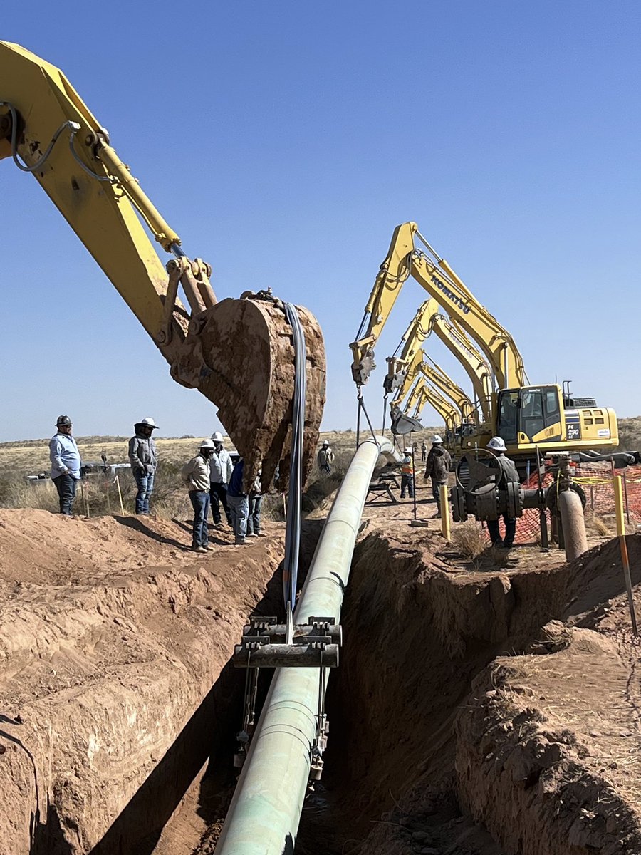 westtexasboring's tweet photo. Pipe side always gets the most attention during the pullback process.
#westtexasboring #pipecradle #trackhoe #pipeline #layingpipe https://t.co/pquWUIgIU4