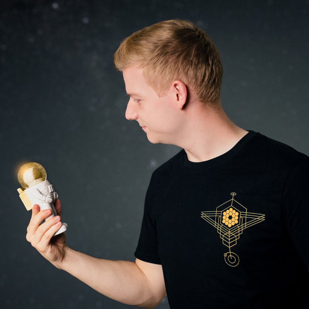 ferchandise1's tweet photo. Die Vorbestellphase wurde noch ein bisschen verlängert. Das heißt ihr habt jetzt noch bis Mittwoch Zeit euch doch noch für ein Webb Teleskop Shirt von @DoktorWhatson zu entscheiden!
Hier gehts zum Merch:
https://t.co/OyMcPWzyeU https://t.co/HuWk9yLVXb