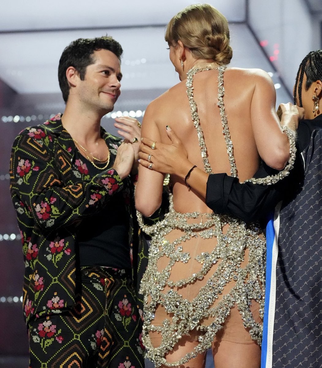 slipksws's tweet photo. Por dios la carita de feliz cumpleaños Dylan te amo 😭😭😭🙏 https://t.co/IwFvhnDMes