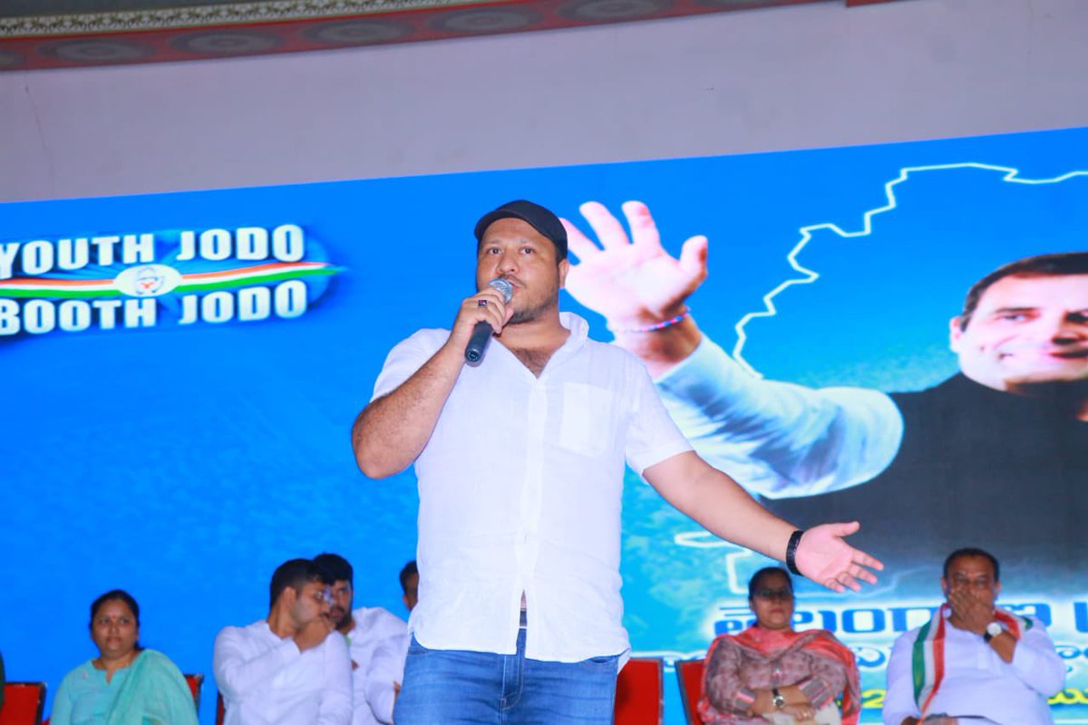 RGClub2's tweet photo. National Secretary @syedkhalid4488 Bhai Motivated @IYCTelangana office Bearers during Extended Executive Meeting in Munugod, Nalgonda District, Telengana 
@Allavaru @srinivasiyc @manickamtagore https://t.co/0aMZJW7JUs