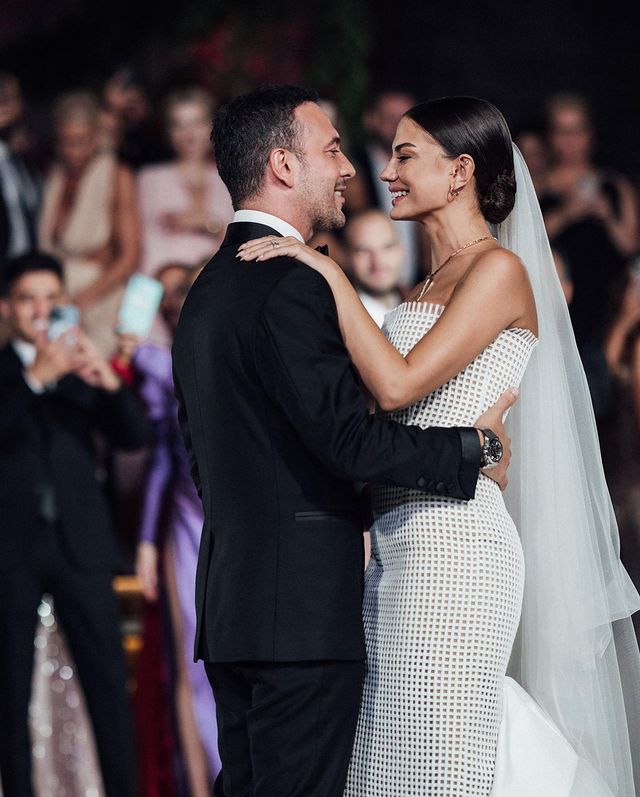 Kim ne derse desin, siz kendiniz olarak  heyecan dolu kalpleriniz ve samimiyetinizle çoook güzeldiniz! Dün  imzalarınızla başlangıcı koyulan aşk masalınız sonsuz olsun. Ellerinize, gözleriniz, kalpleriniz hiç ayrılmasın. Çok mutlu olun!❤️ <a href="/dmtzdmr/">Demet Özdemir</a> <a href="/oguzhankoc/">Oğuzhan KOÇ</a> #DemetOğuzhanWedding