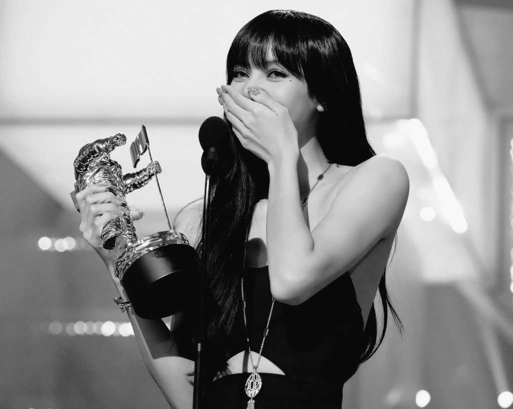 lalisasnaps's tweet photo. To say that we're proud is an understatement. Lisa we love you, you deserve this so much. 🖤
#VMAs #LISA https://t.co/lx8Ks4H8ws