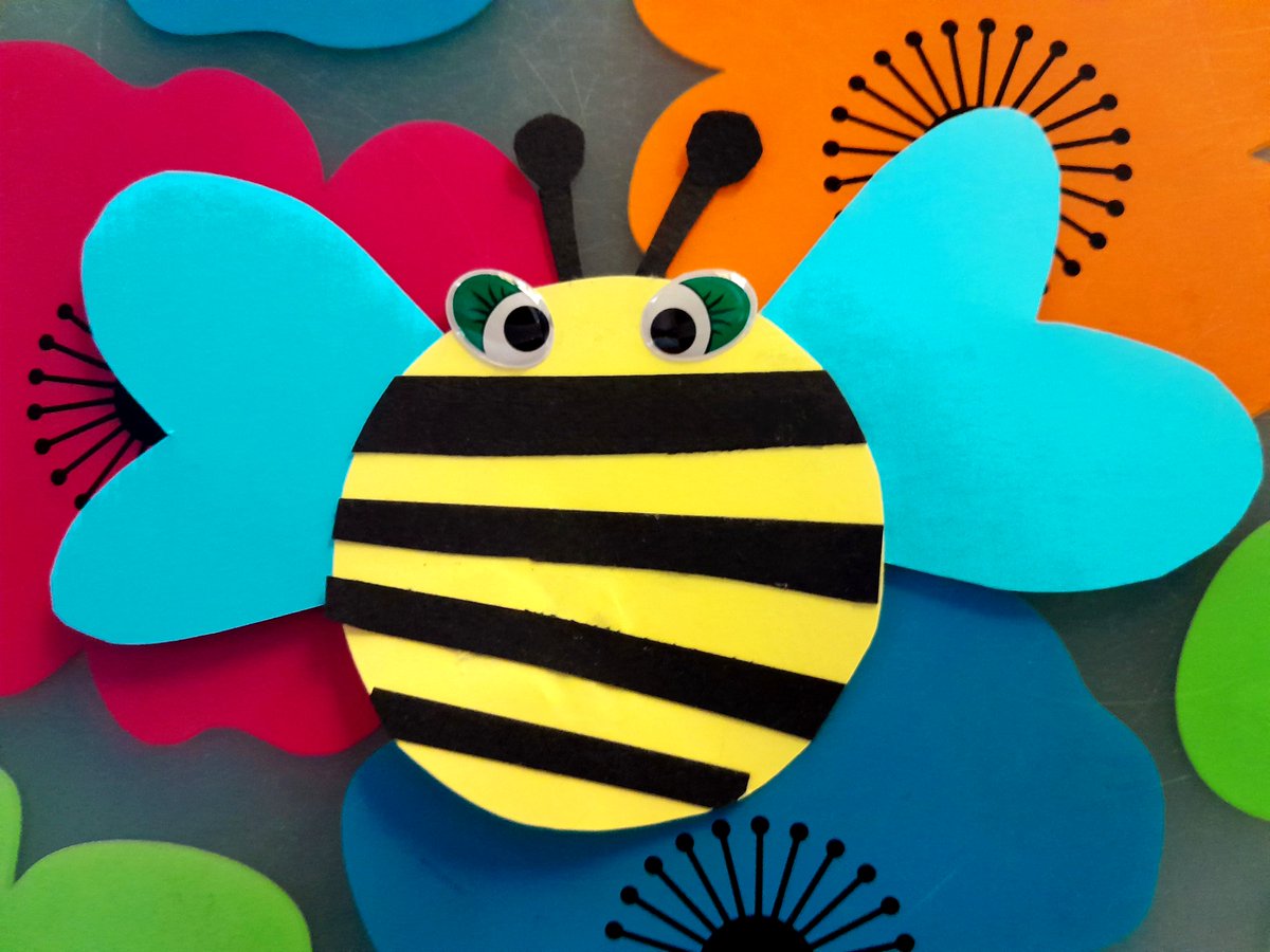 dundeelibraries's tweet photo. Bring yir bairns tae Blackness Library for buzzing activities with Bumble Buddeez! Recommended for bairns under 8yrs. Saturday 3rd September 10.30am, to book, please call #BlacknessLibrary: 01382 435936 https://t.co/CIHoeu6pfL