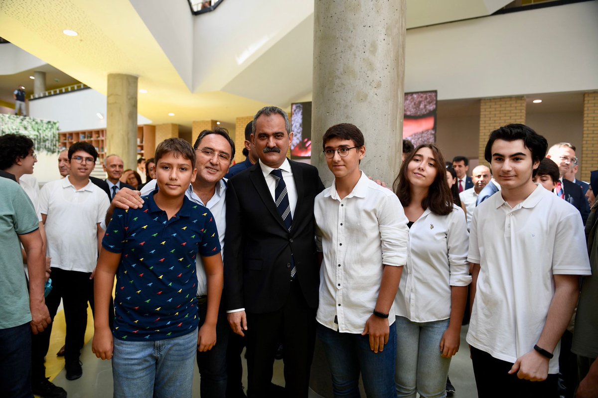 Bakan Özer, Ankara'da Yapılan Erman Ilıcak Fen Lisesinin Açılış Töreni’ne Katıldı

''Okullar her türlü ihtiyacı giderilmiş şekilde yeni eğitim öğretim yılına başlayacak.''

👉meb.ai/k6trtt