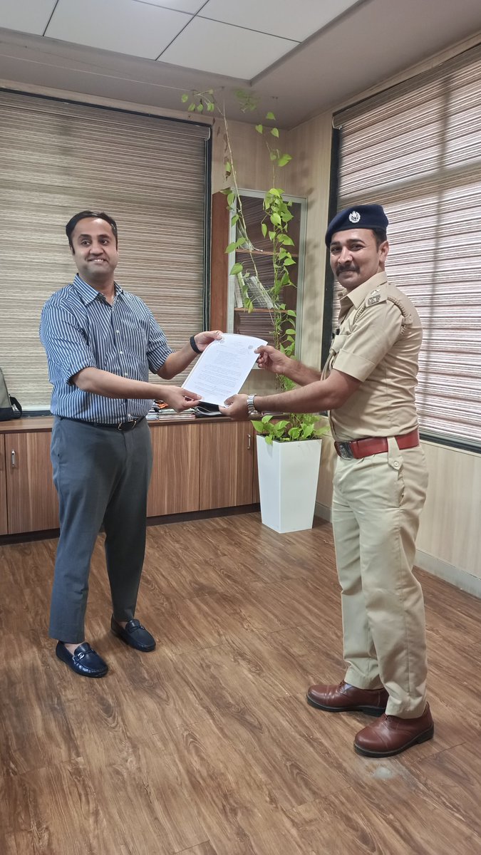 MBBARAIYA1's tweet photo. @forest વન વિભાગની નોકરીમાં ૫ પૂર્ણ વર્ષ... કાયમી નિમણૂક મળ્યાનો આનંદ અને ખૂશી... પ્રકૃતિની સેવા કરવાનો અને કુદરતમાં રહેવાનો રોમાંચ... https://t.co/SSnBZX04YY