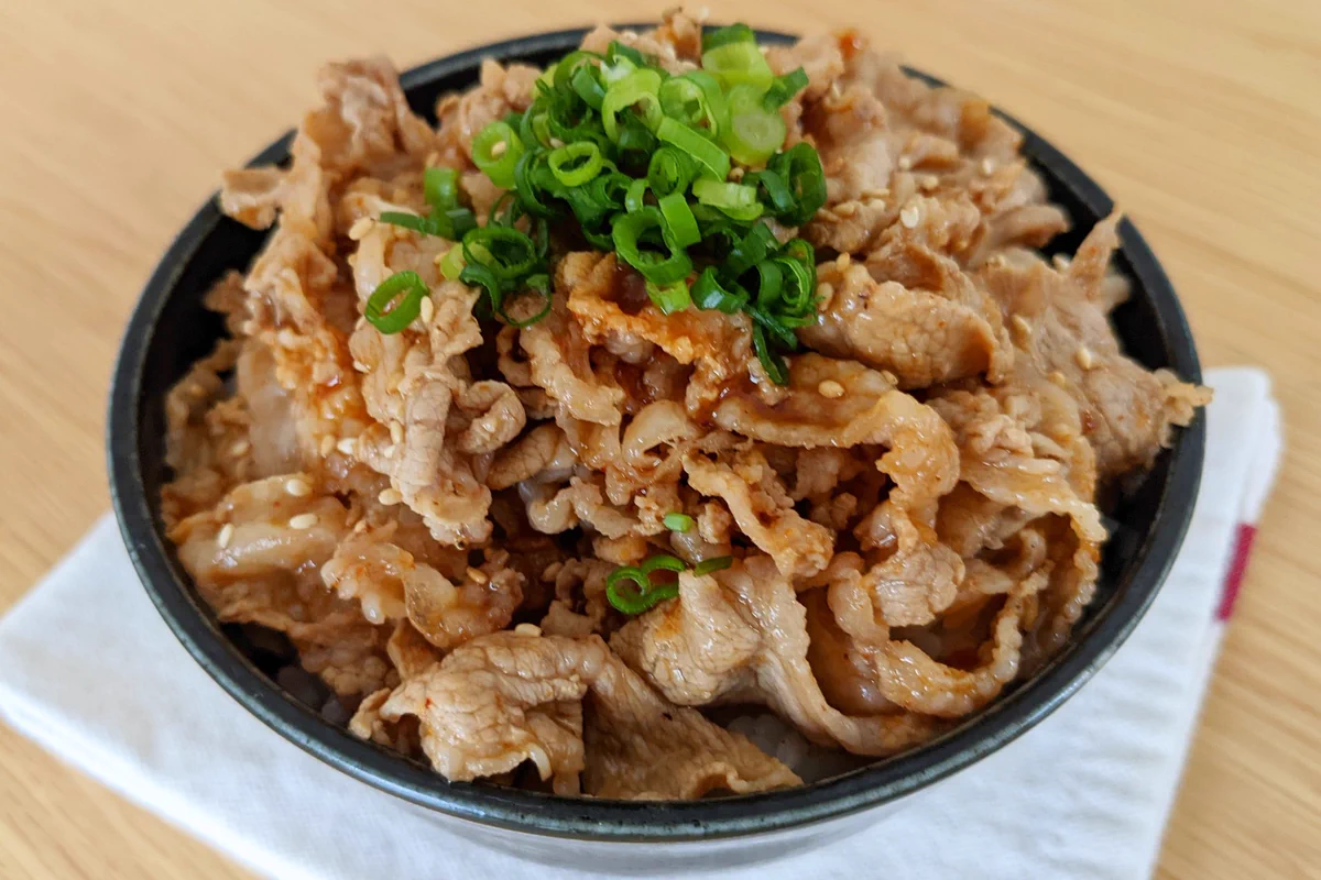 茹でてさっぱり、和えてコクうま。お手軽「焼肉豚しゃぶ丼」。